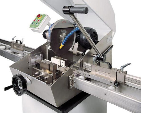 Troncatrice da banco per taglio a freddo senza deformazioni, con struttura in acciaio inox e morsa autocentrante.