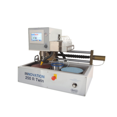Smerigliatrice pulitrice INNOVATION R TWIN con due stazioni di lavoro e lavaggio, progettata per la preparazione automatica di campioni metallografici.
