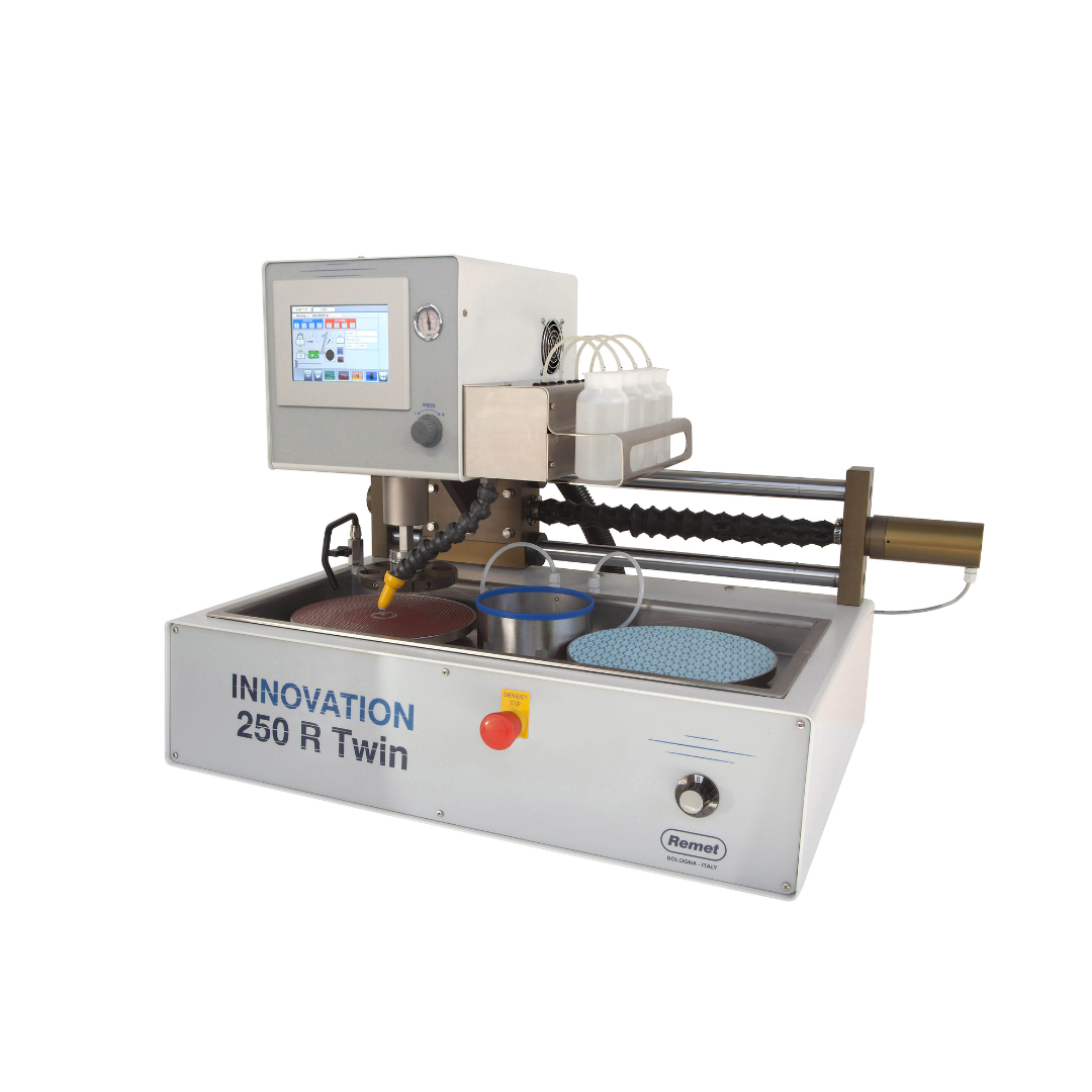 Smerigliatrice pulitrice INNOVATION R TWIN con due stazioni di lavoro e lavaggio, progettata per la preparazione automatica di campioni metallografici.