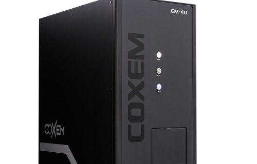 L'EM-40PE è un derivato dell'EM-40, progettato per ospitare campioni di grandi dimensioni e filtri a membrana standard da 47 × 47 mm. Grazie alla combinazione di un EDS compatto da 65x65 mm e dell'opzione Feature, offre prestazioni ideali per applicazioni di analisi delle particelle rapide e ad alta produttività.